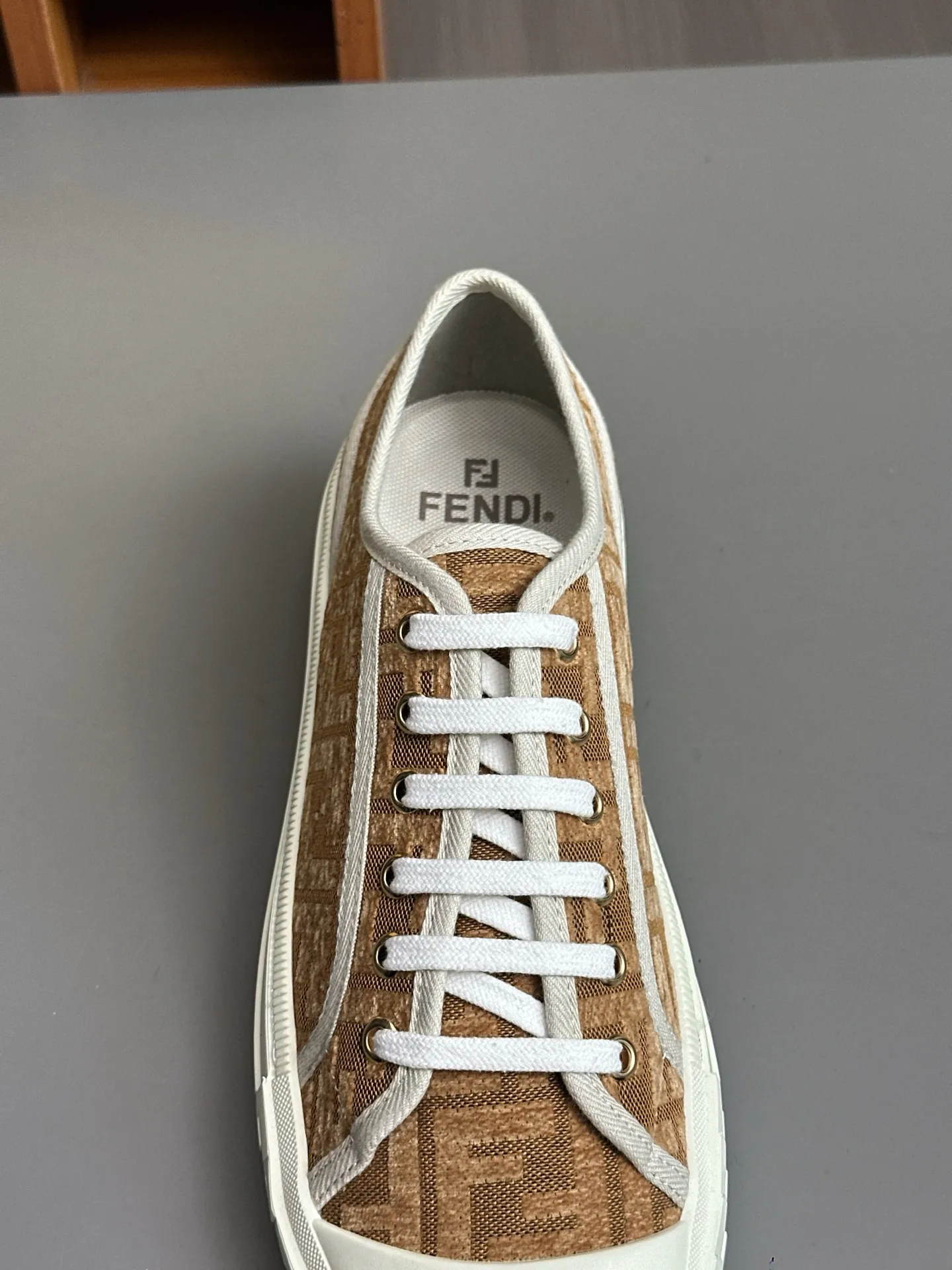 Men's shoes 💰580 FENDI Match men's lace-up sneakers. ♞size; Couple model 35-40 (female) 39~45 (men) This item comes from the Stefano Pilati design series and is made of black leather with gray leather details. Rubber sole with FENDI lettering on the side Material: 100% calfskin, lining: 70% polyester, 27% nylon
